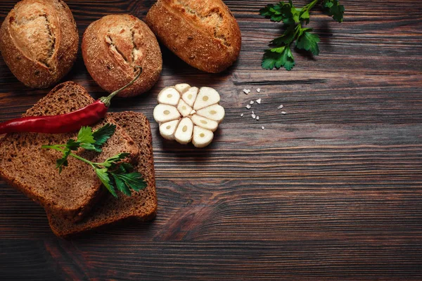 Petrol, ekmek, biber, yumurta, sarımsak kahverengi ahşap tahta üzerinde bir dizi