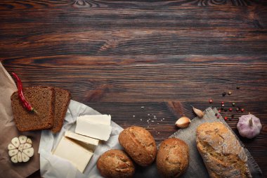 Petrol, ekmek, biber, sarımsak kahverengi ahşap tahta üzerinde bir dizi