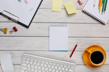 Resepsiyon beyaz sarı Kupası Kahve Not defteri kalem çıkartmaları silgi klavye fare Ciltçi çiçek ataç bahar çiçek Tablet temiz alan