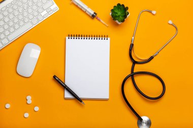 Doktor çalışma alanıyla üst görünümden sarı tablo donatımı.