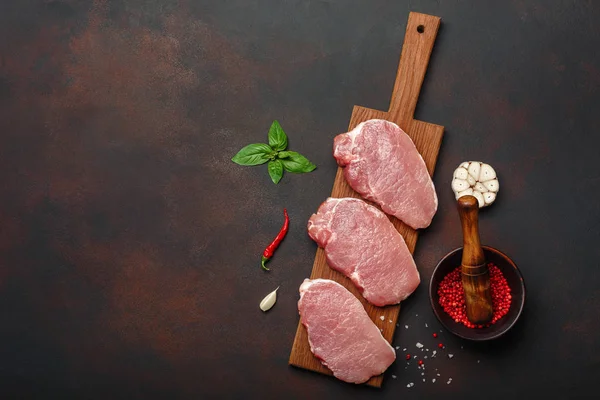 Pedaços Bife Porco Cru Com Manjericão Alho Pimenta Sal Argamassa — Fotografia de Stock