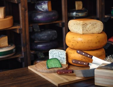 mavi peynir, Bütün peynir kafa, piramit peynir, rokfor, Bleu de Coss, Gorgonzola bıçaklar