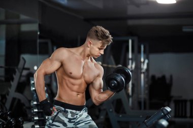 Pazı bukleler onun kişisel antrenör yardımı ile spor salonunda, çalışma dışarı Genç Yetişkin kadının yapması.