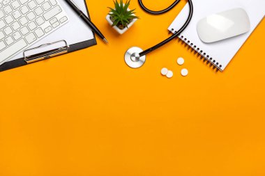 Doktor Resepsiyon stetoskop klavye Not defteri ve kalem, reçete ve senin metin için yer haplarla üstten görünüm.