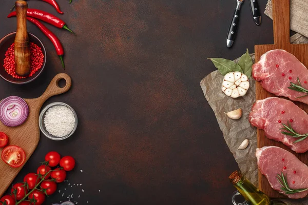 Pedaços Bife Porco Cru Tábua Corte Com Tomate Cereja Alecrim — Fotografia de Stock