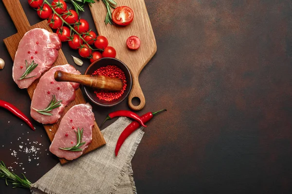 Pedaços Bife Porco Cru Tábua Corte Com Tomate Cereja Alecrim — Fotografia de Stock