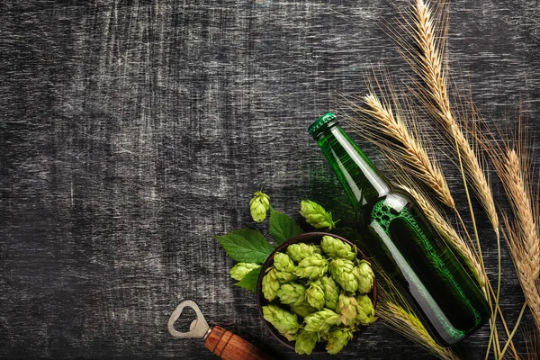 Eine Flasche Bier Mit Grünem Hopfen Stacheln Und Öffner Auf — Stockfoto