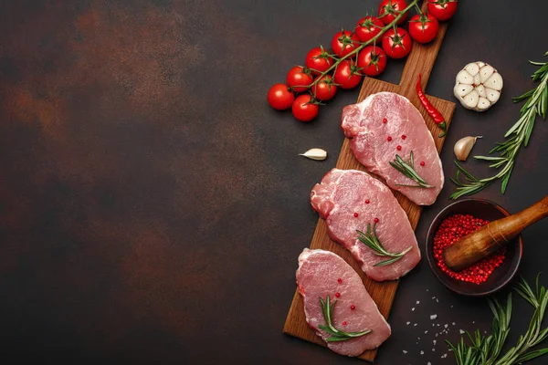 Pedaços Bife Porco Cru Com Manjericão Tomate Cereja Alecrim Alho — Fotografia de Stock