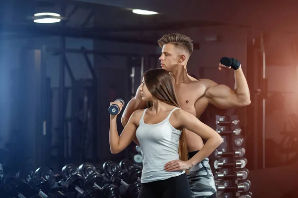 güzel genç sportif seksi çift kas ve egzersiz spor salonunda beğenilen sırasında gösterilen.