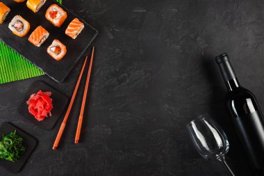 Suşi Set sashimi ve suşi rulo, şişe şarap ve bir cam taş Kayrak servis.