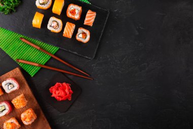 Wasabi ve zencefil siyah masada siyah taş tepsi ile Sushi seti. Üstten Görünüm.