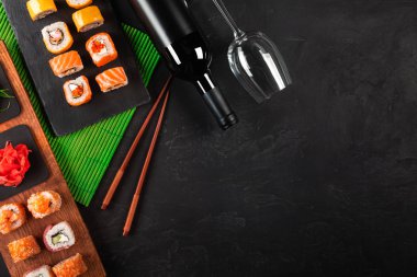 Suşi Set sashimi ve suşi rulo, şişe şarap ve bir cam taş Kayrak servis.