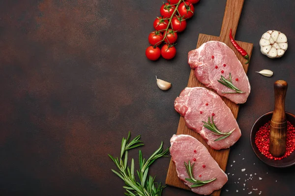 Pedaços Bife Porco Cru Com Manjericão Tomate Cereja Alecrim Alho — Fotografia de Stock