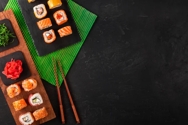 Set Sushi Con Wasabi Jengibre Bandeja Piedra Negra Sobre Mesa —  Fotos de Stock