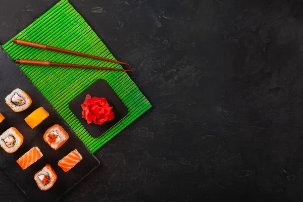 Set Sushi Con Wasabi Jengibre Bandeja Piedra Negra Sobre Mesa —  Fotos de Stock