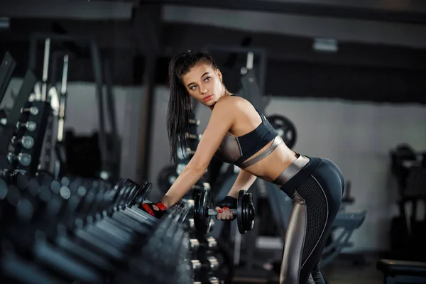 Schlank Bodybuilderin Hebt Während Des Trainings Fitnessstudio Eine Schwere Hantel — Stockfoto