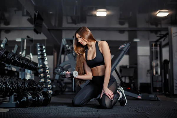 Jong Volwassen Meisje Model Doet Gewichtheffen Sportschool Zit Buurt Van — Stockfoto