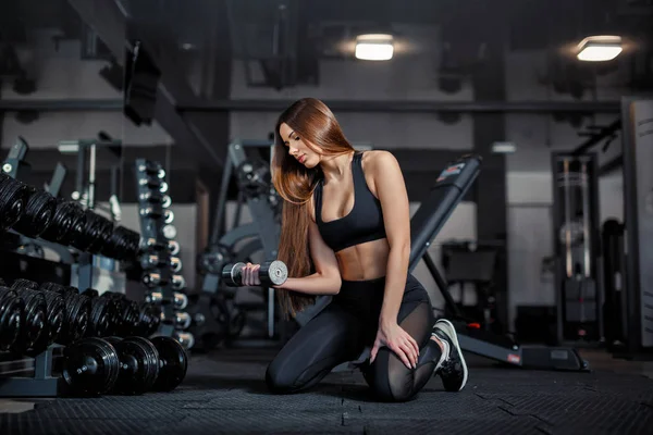Halter aynaya oturan spor yaparken Genç Yetişkin kız modeli.