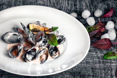 Limon ve fesleğen siyah tebeşir tahtası krema soslu deniz mahsulleri midye. Metin alanı olan üstten görünüm.