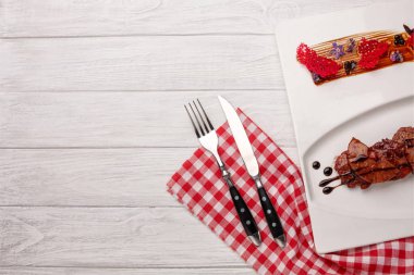 Ananas Balsamik soslu Beyaz ahşap tahtası, üstten görünüm ile kavrulmuş et.