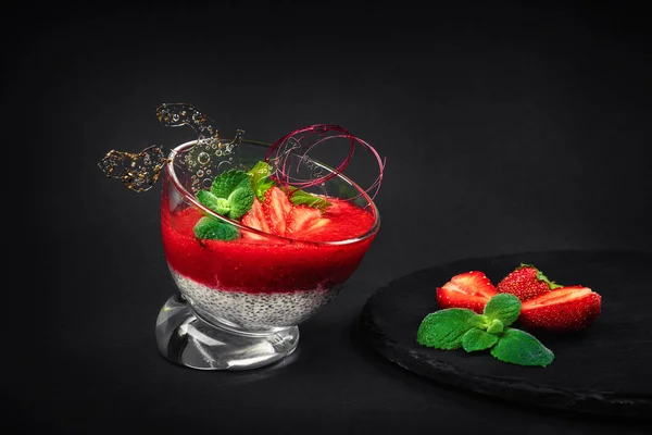 草莓甜点慕斯奶油 焦糖和薄荷在黑色背景 — 图库照片