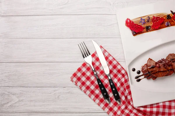 Ananas Balsamik soslu Beyaz ahşap tahtası, üstten görünüm ile kavrulmuş et.