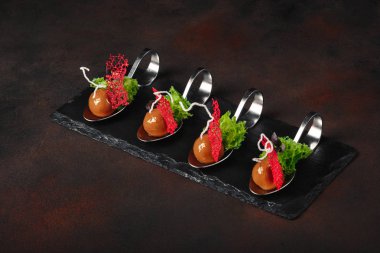 Moleküler modern mutfağı galantine kaşık taş ve paslı arka plan üzerinde ördek. Üstten görünüm.