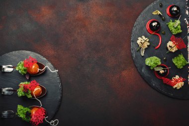 Moleküler modern mutfağı galantine kaşık taş ve paslı arka plan üzerinde ördek. Üstten görünüm.