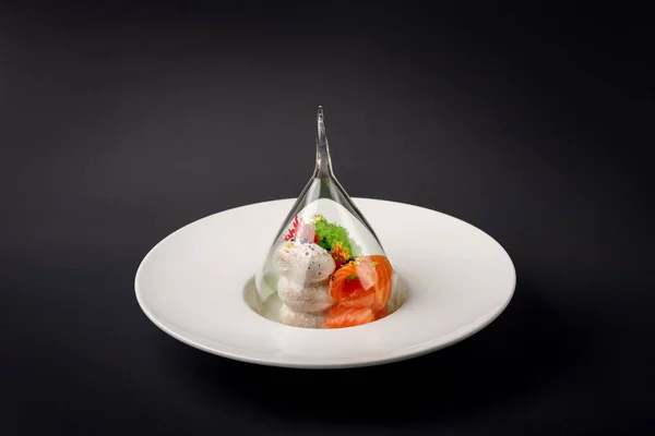 Moleküler modern mutfağı gravlax alabalık sarımsak dondurma siyah bir arka plan ile.
