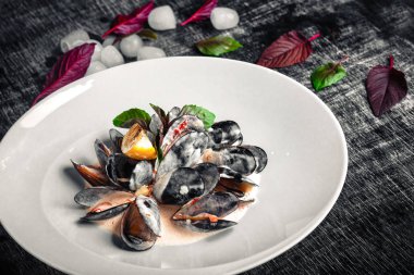 Limon ve fesleğen siyah tebeşir tahtası krema soslu deniz mahsulleri midye. Metin alanı olan üstten görünüm.