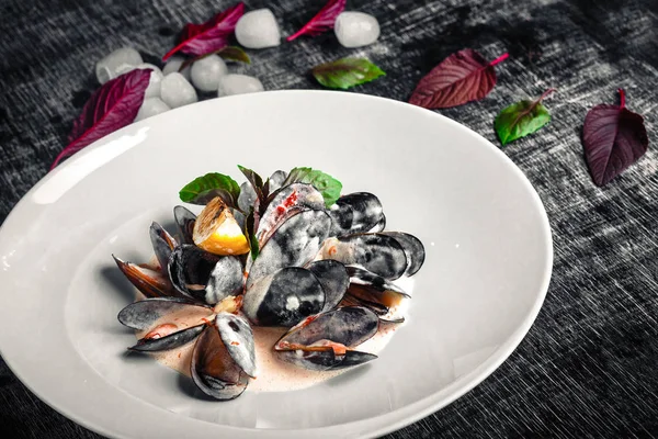 Limon ve fesleğen siyah tebeşir tahtası krema soslu deniz mahsulleri midye. Metin alanı olan üstten görünüm.