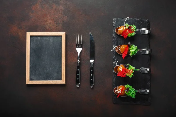 Moleküler modern mutfağı galantine kaşık taş ve paslı arka plan üzerinde ördek. Metin alanı olan üstten görünüm.