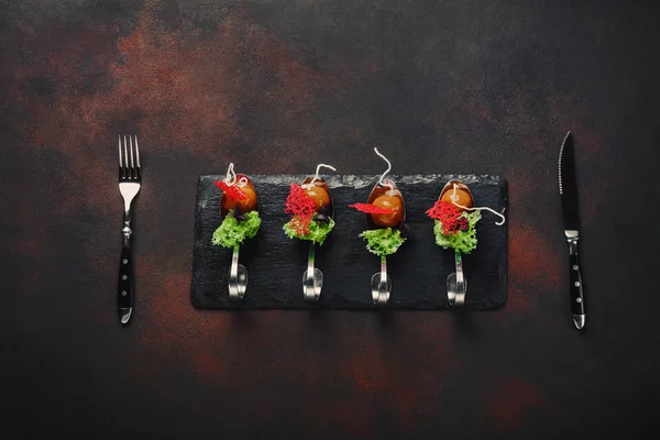 Moleküler modern mutfağı galantine kaşık taş ve paslı arka plan üzerinde ördek. Üstten görünüm.