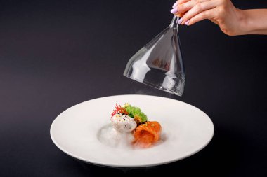 Moleküler modern mutfağı gravlax alabalık sarımsak dondurma siyah bir arka plan ile.