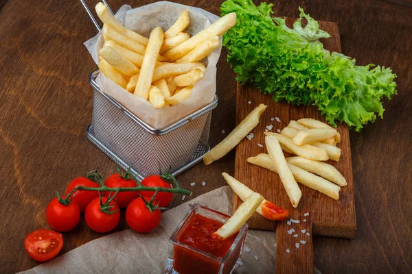 Batatas Fritas Uma Grade Com Ketchup Salada Tomates Cereja Mesa — Fotografia de Stock