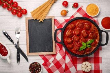 Domates soslu köfte kızartma tavası ve kiraz domates Beyaz ahşap tahta üzerinde içinde baharatlar ile. Metin alanı olan üstten görünüm.