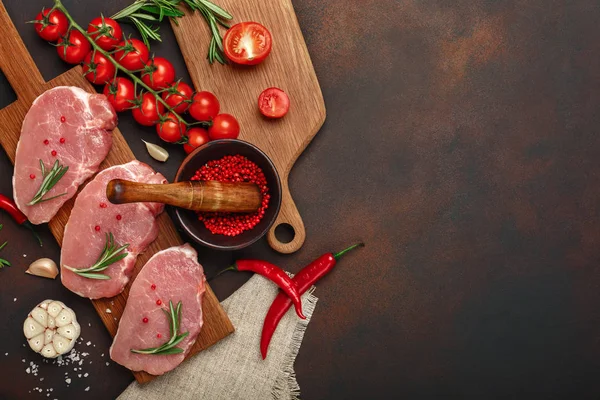 Pedaços Bife Porco Cru Tábua Corte Com Tomate Cereja Alecrim — Fotografia de Stock