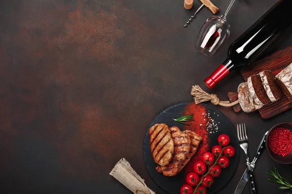 Grilované Vepřové Steaky Lahví Víno Sklenice Víno Nůž Vidličku Černý — Stock fotografie