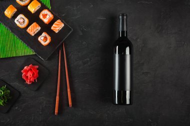 Suşi Set sashimi ve suşi rulo, şişe şarap ve bir cam taş Kayrak servis.