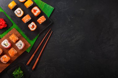 Wasabi ve zencefil siyah masada siyah taş tepsi ile Sushi seti. Üstten Görünüm.