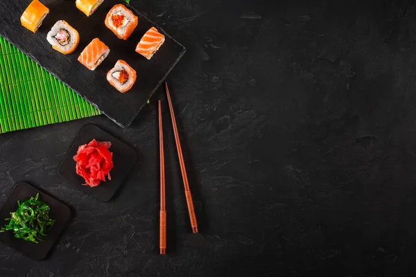 Set Sushi Sashimi Rollos Sushi Servidos Pizarra Piedra —  Fotos de Stock