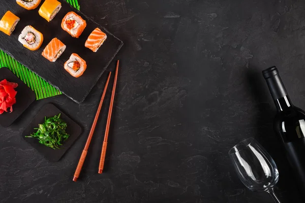 Set Sushi Sashimi Rollos Sushi Botella Vino Una Copa Servida —  Fotos de Stock