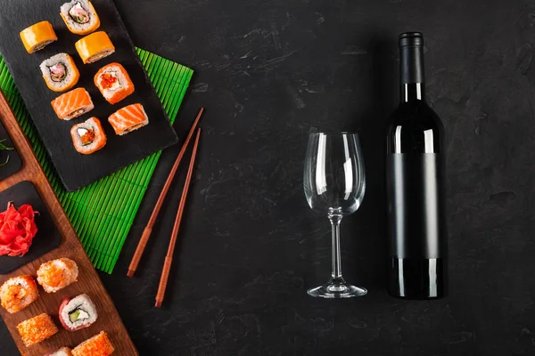 Suşi Set Sashimi Suşi Rulo Şişe Şarap Bir Cam Taş — Stok fotoğraf