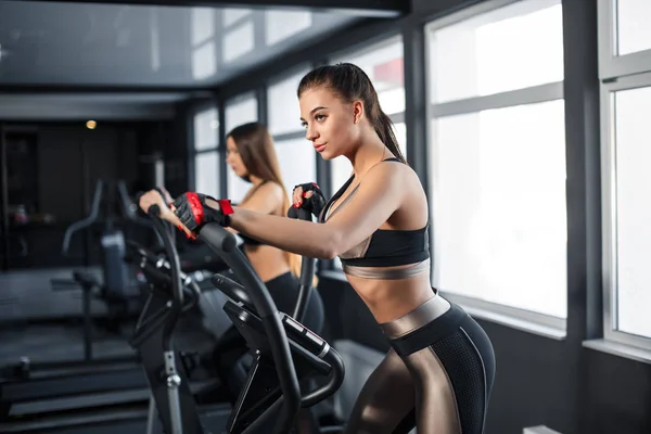 Aantrekkelijke Jonge Sportvrouw Aan Het Sporten Sportschool Doe Cardiotraining Loopband — Stockfoto