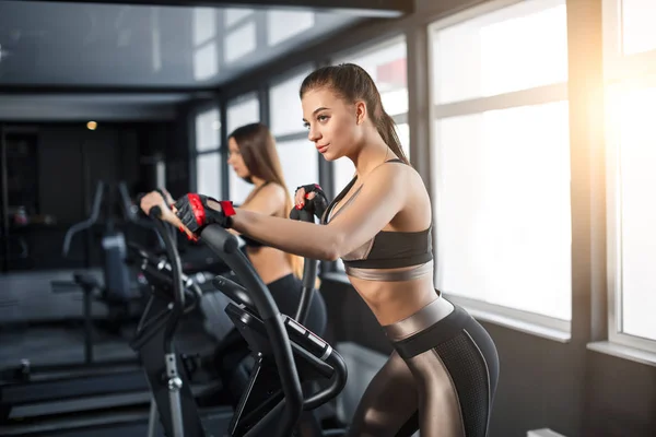 Attractive Young Sports Woman Working Out Gym Doing Cardio Training — Stock Photo, Image