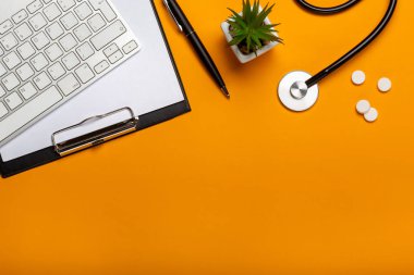 Doktor Resepsiyon stetoskop klavye Not defteri ve kalem, reçete ve senin metin için yer haplarla üstten görünüm.