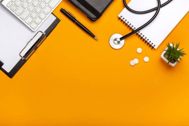Doktor Resepsiyon stetoskop klavye Not defteri ve kalem, reçete ve senin metin için yer haplarla üstten görünüm.