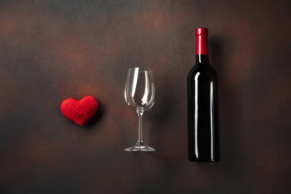 San Valentino con una bottiglia di vino e un bicchiere e un anello di fidanzamento. Vista dall'alto con spazio di copia . — Foto Stock