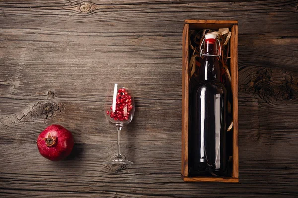 Maturare Frutta Melograno Con Bicchiere Vino Una Bottiglia Una Scatola — Foto Stock