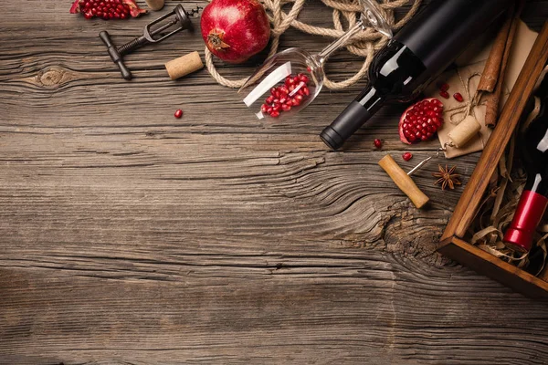 成熟的石榴水果与一杯葡萄酒 一个瓶子在一个盒子在木制的背景 带复制空间的顶视图 — 图库照片